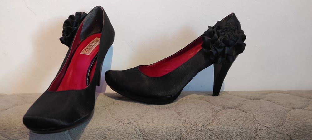 Czarne szpilki satyna 38