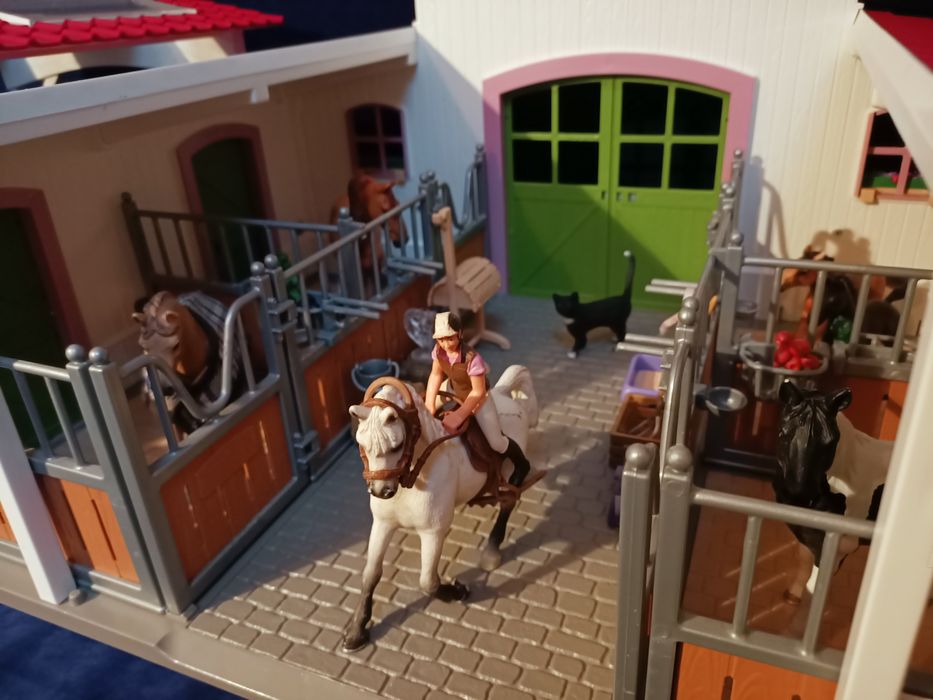 Stajnia Schleich biala kompletny zestaw z gratisami