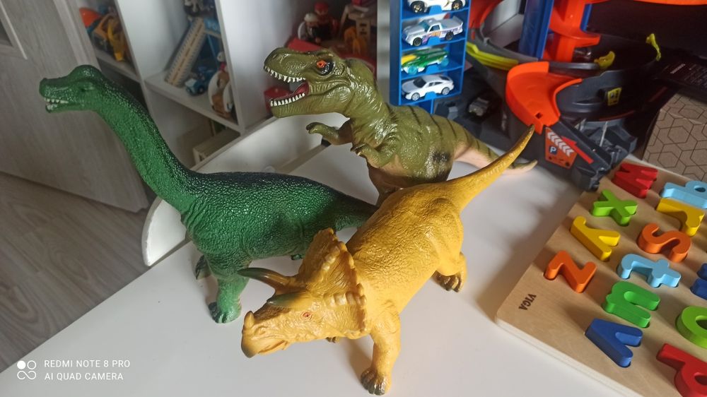 3 duże plastikowe dinozaury