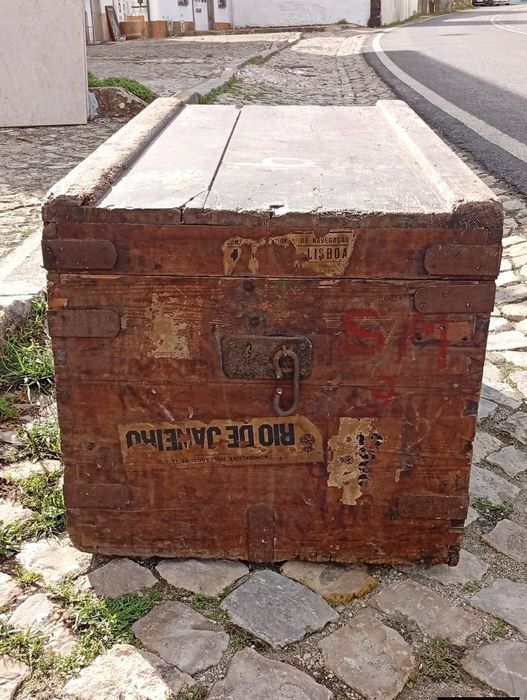 Baú antigo em madeira