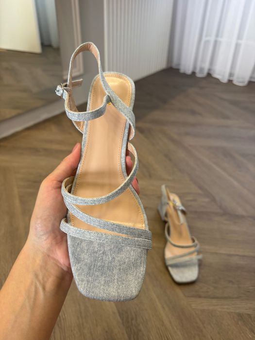 Продам босоніжки