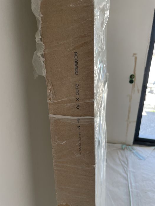 Porta maciça lacada branca LOR 70 cm esquerda com moldura