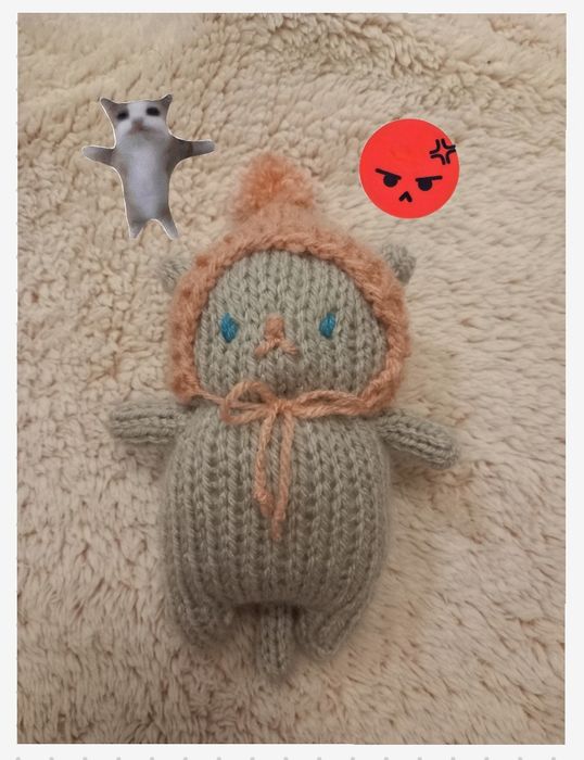 Maskotka Kot zrobiona na drutach w czapce z pomponikiem