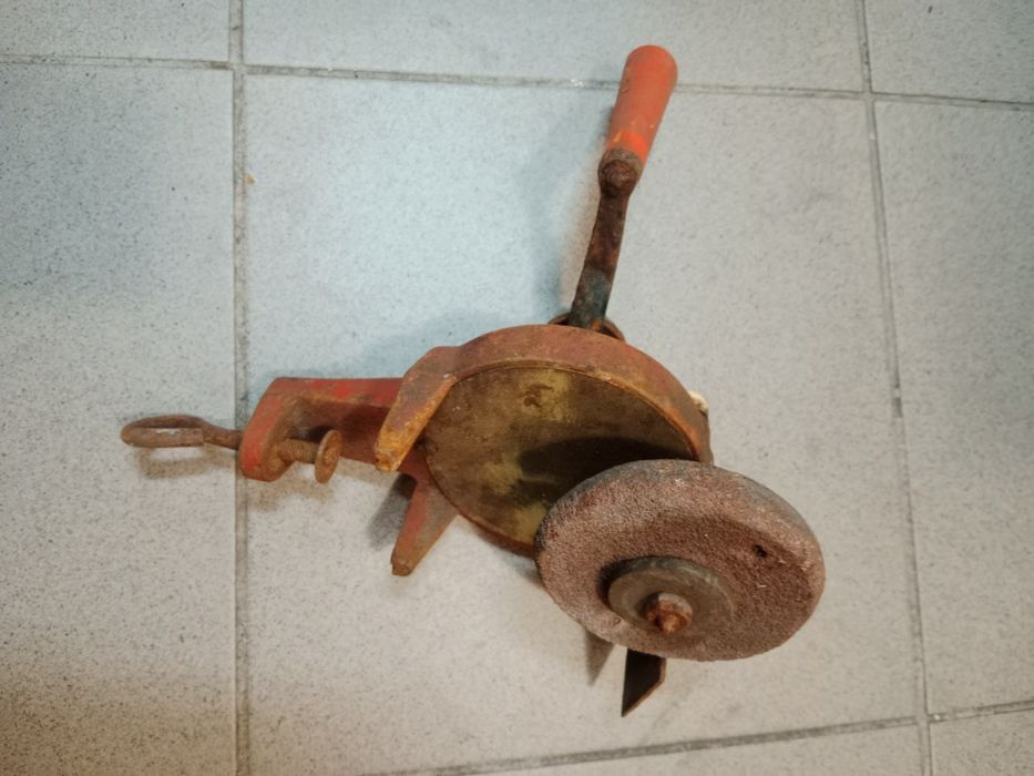 Szlifierka ręczna z czasów PRL-u.