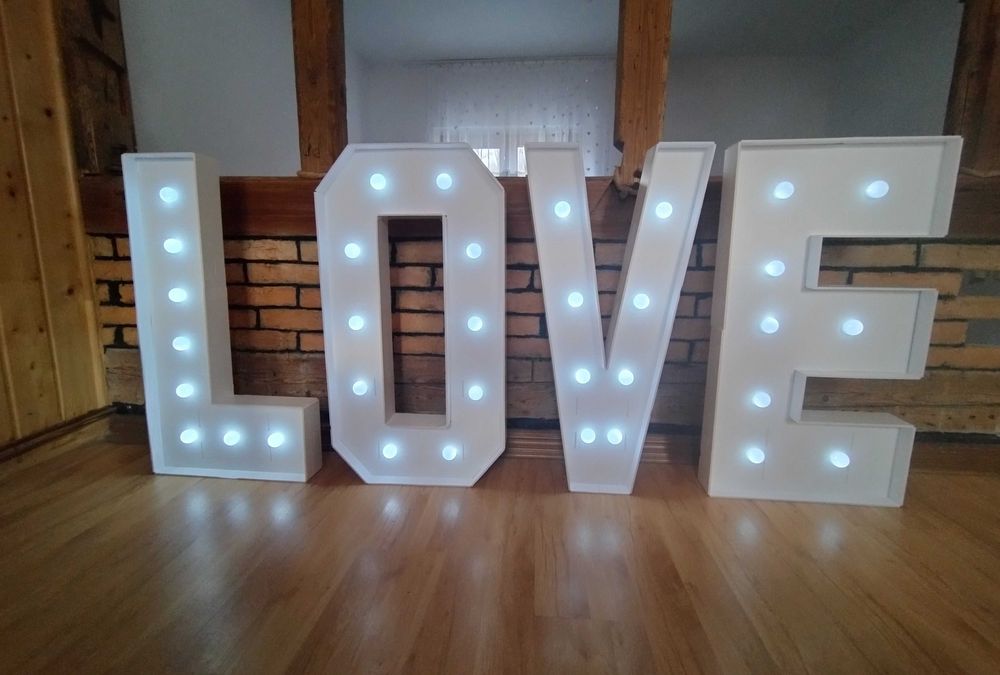 Napis LOVE wynajem