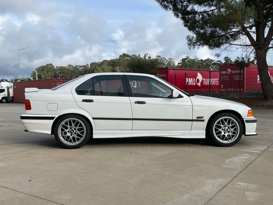 BMW E36 318is Sedan