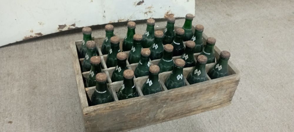 Grade de madeira antiga dos Refrigerantes BB completa