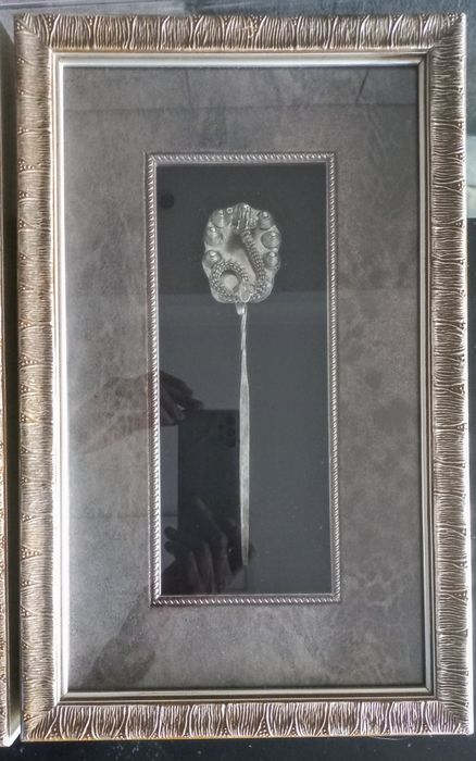 Dois quadros cor prateada com colheres de metal artísticas