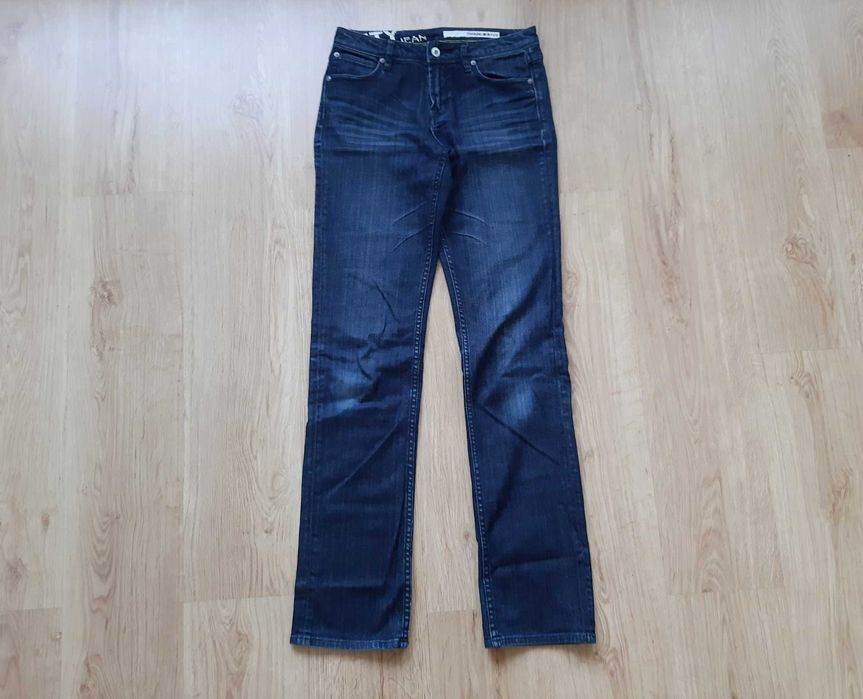 Młodzieżowe spodnie firmy DKNY Jeans
