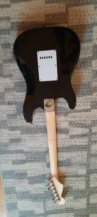 Gitara elektryczna.