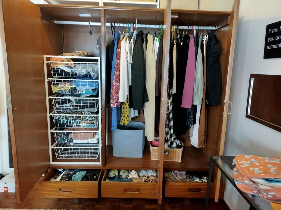 Roupeiro de madeira três portas