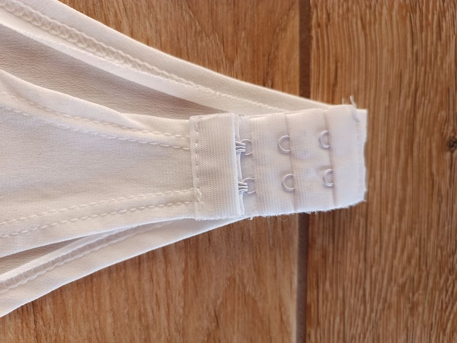 Śmietankowe body koronka falbanki