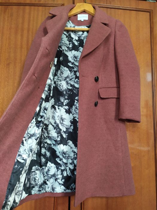 Пальто кораллового цвета.