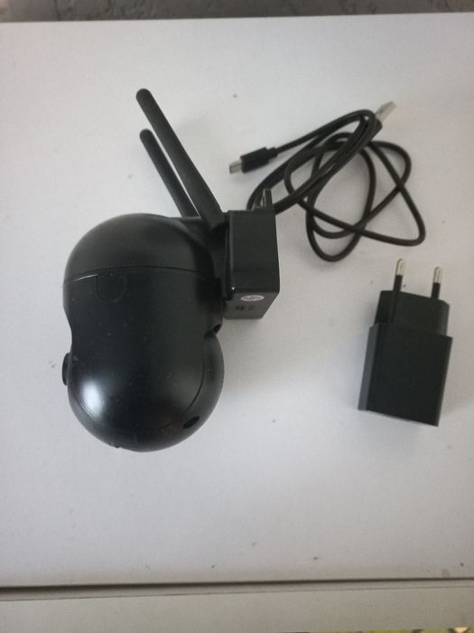 Дві обертові Wi-Fi камери.