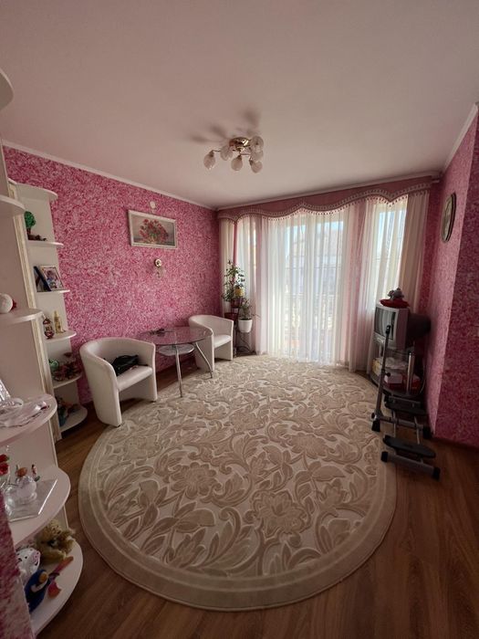 Продаж будинку з окремим гаражем