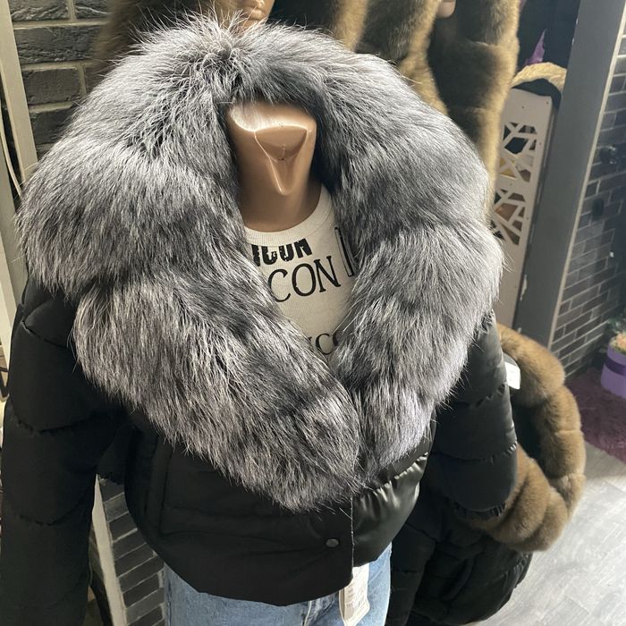В наличии пуховик с натуральным мехом песца
