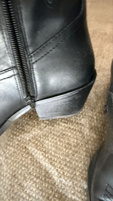 Botas texanas pretas e brancas em otimo estado