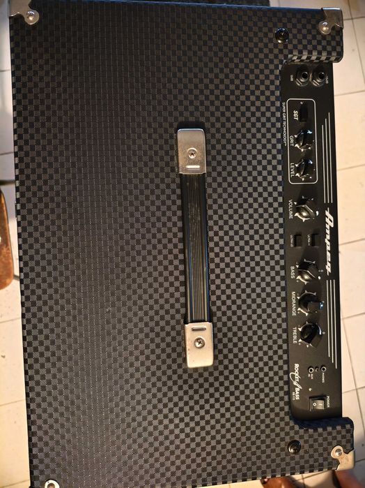 Ampeg RB-115 combo para baixo (1x15)