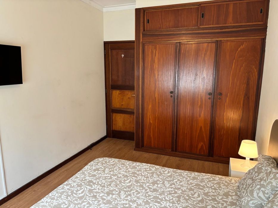 Quarto bastante espaçoso.