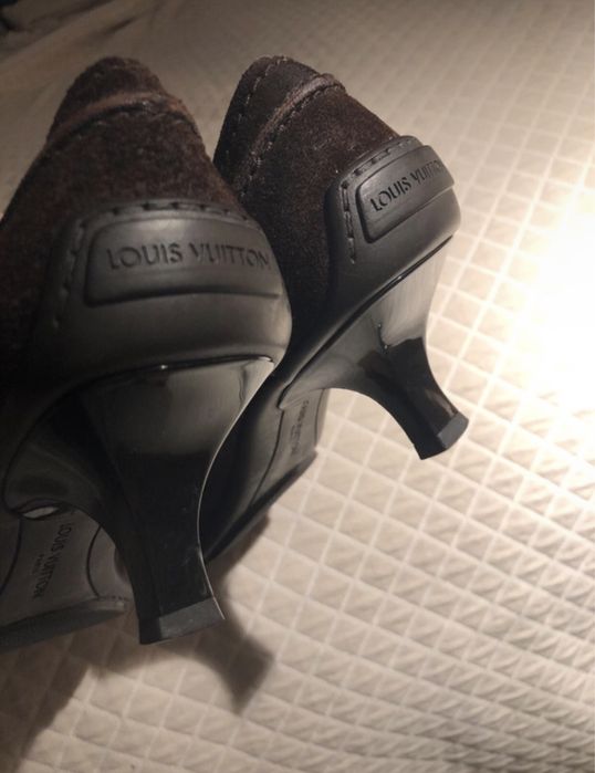 LOUIS VUITTON kitten-heel Sabrinas em camurça cor chocolate