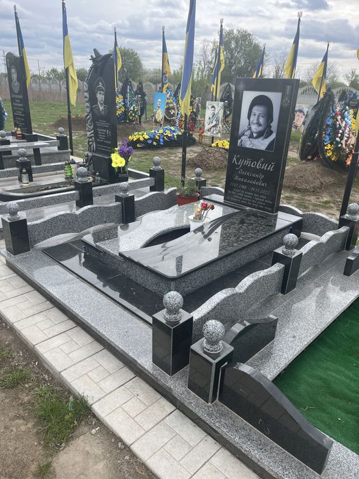 Памʼятники,меморіальні комплекси,металеві огорожі