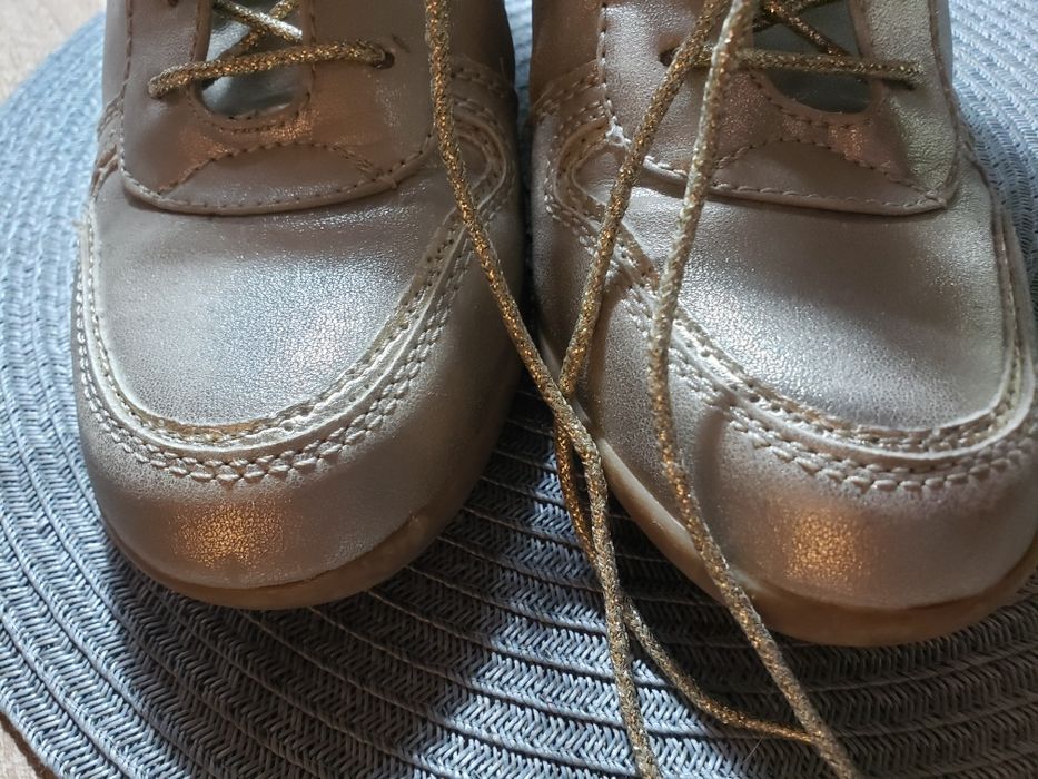 Buty na koturnie
