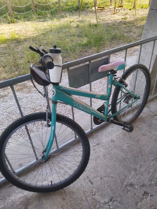 Três bicicletas usadas