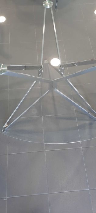 Round Glass and Stainless Steel Table64284157278977123