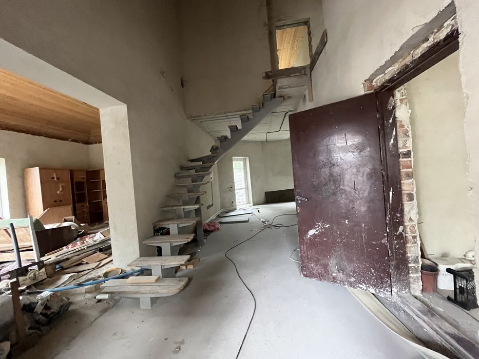 Сучасн.котеж закритою територ.в р-н нових котед. поруч центр.частини.