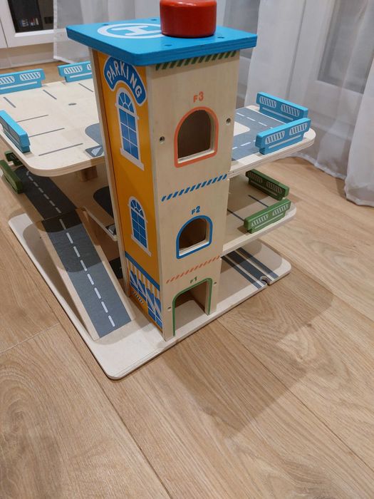 Garaż parking samochodowy piętrowy z drewnianą windą