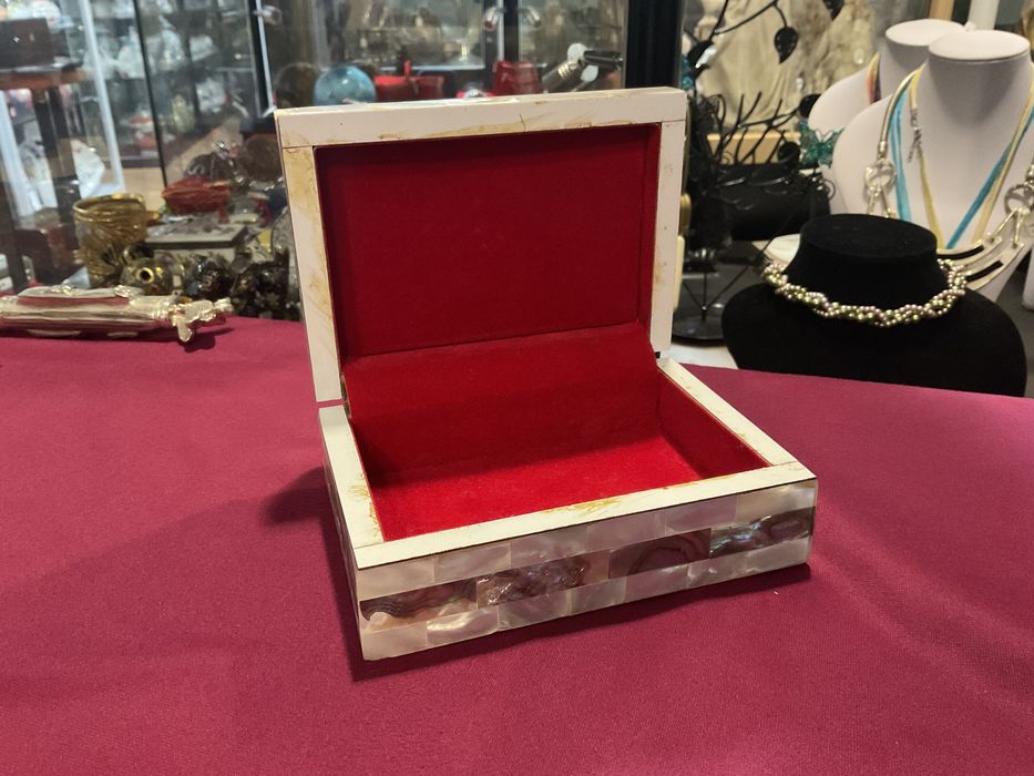 Caixa em madre pérola toda trabalhada 13x9,5x5,5 cm top condição