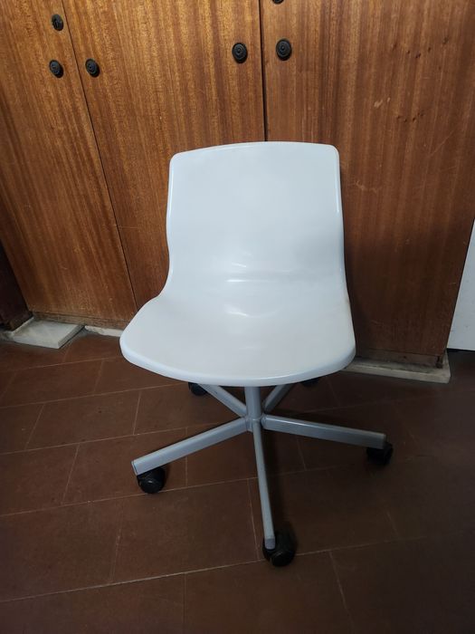 Cadeira para secretária com rodas como nova.