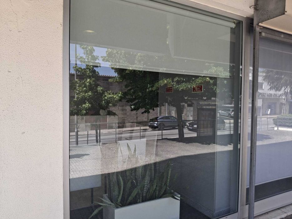 Gabinete com água e luz incluído no centro de Penafiel