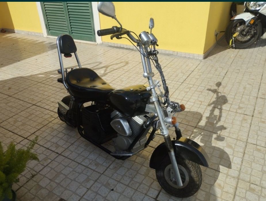 Moto chopper elétrica.