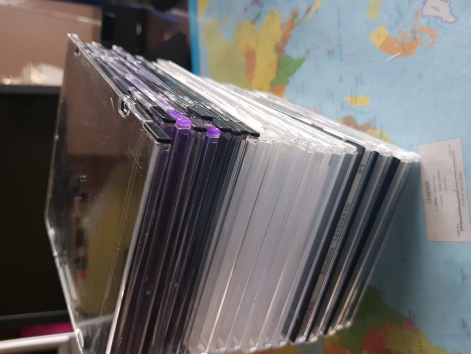 Caixas de CDs usadas