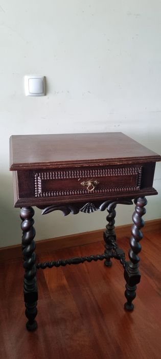 Mesinha antiga  com detalhes