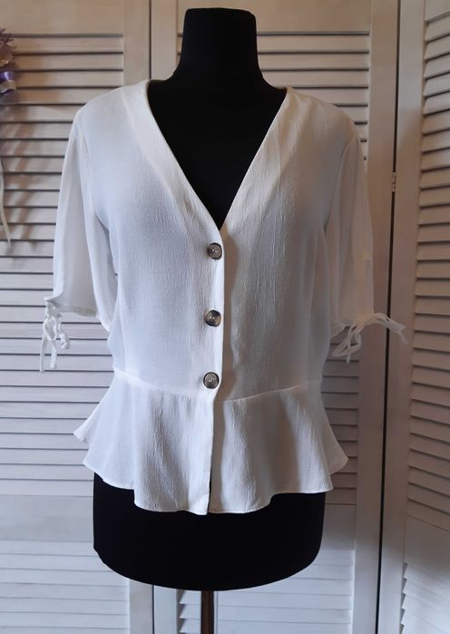 Стильная белая блуза из вискозы на пуговицах  topshop