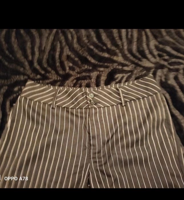 Calça larga com riscas