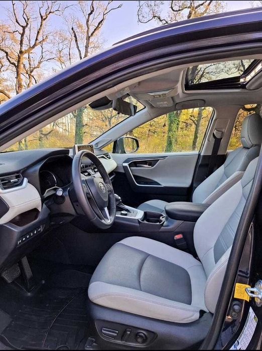 Toyota RAV4 2020 року