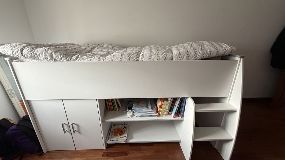 Cama com armário e arrumação NOVO!