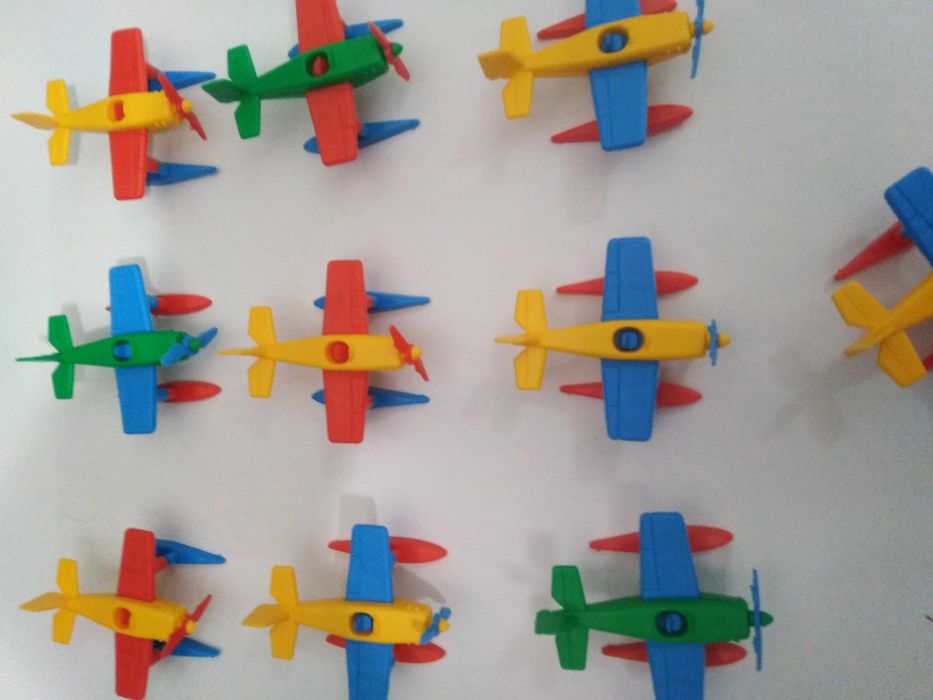 Conjunto de 10 pequenos Aviões de plástico.