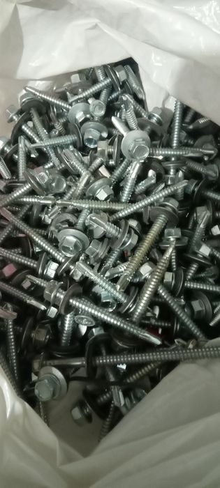 Mais de 100 parafusos autoroscantes de vários tamanhos mais  10 chaves
