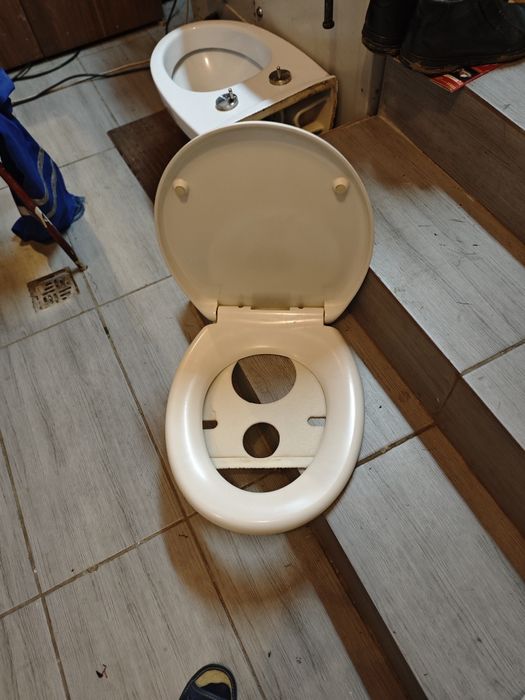 Miska WC Cersanit, wisząca z deską samoopadającą.