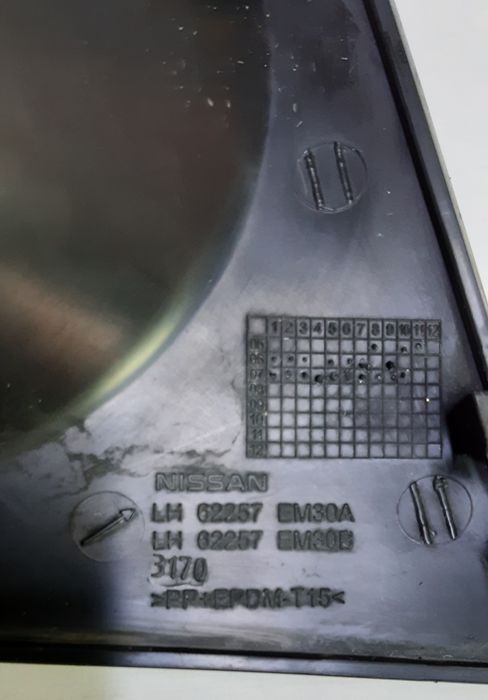 Решітка бампера, заглушка противотуманки ліва NISSAN TIIDA 62257EM30A