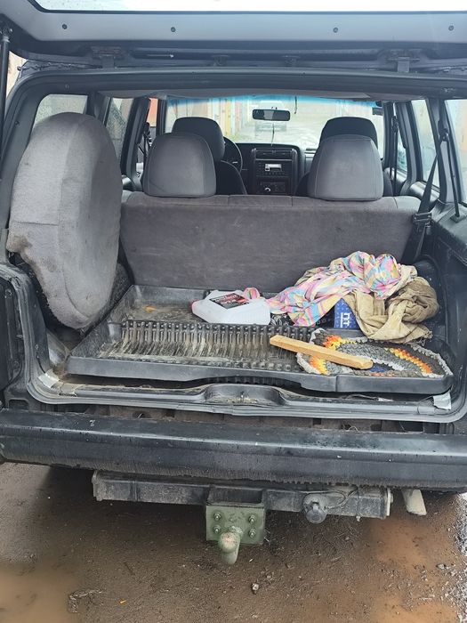 Продам авто джип черокі 2.5 дизель всі питання по телефону