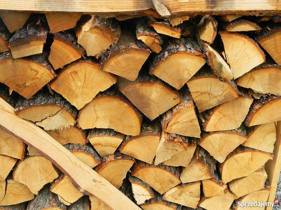Wysokokaloryczne pocięte i połupane drewno kominkowe
