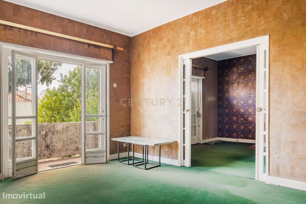 Moradia T5+ em lote de 814m2, para renovar, na Rua Cipriano Martins, A