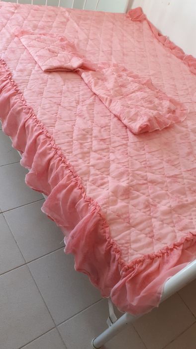 Colcha e fronhas com folhos vintage rosa antigo