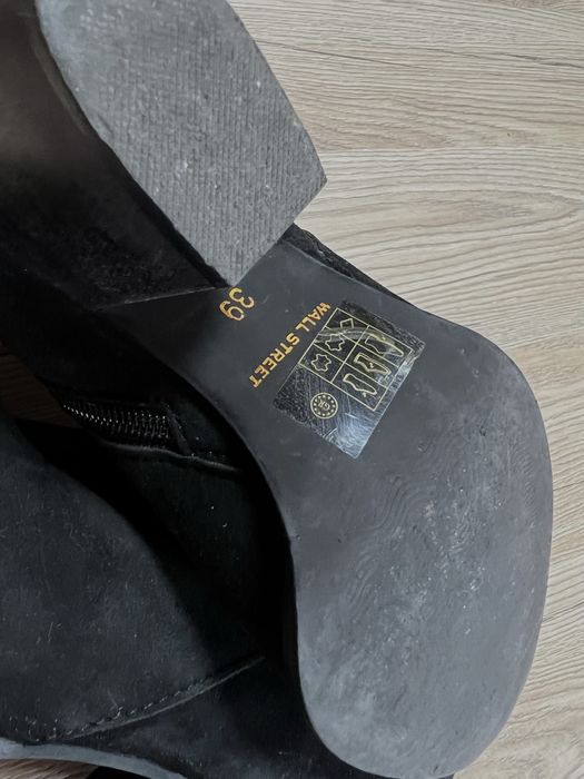 Взуття . Чобітки, замшеві, «козаки»