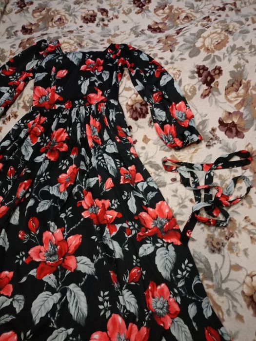Платье чёрное в цветы